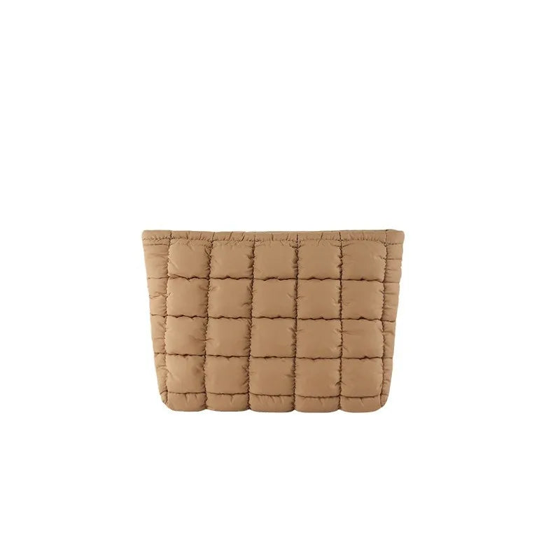 Bolso de mano con diseño acolchado de color liso