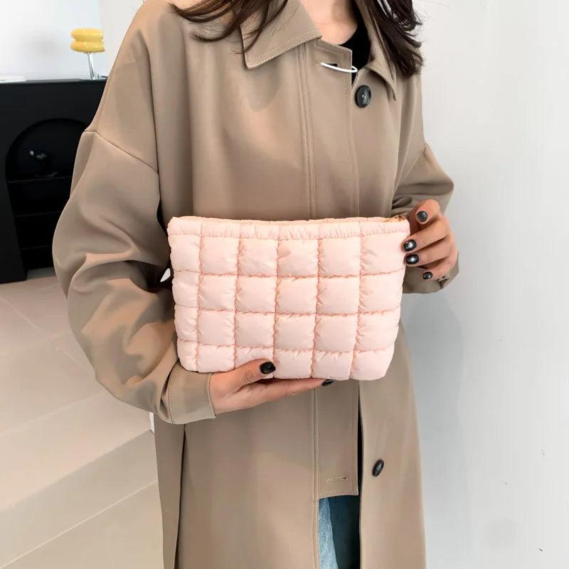 Bolso de mano con diseño acolchado de color liso