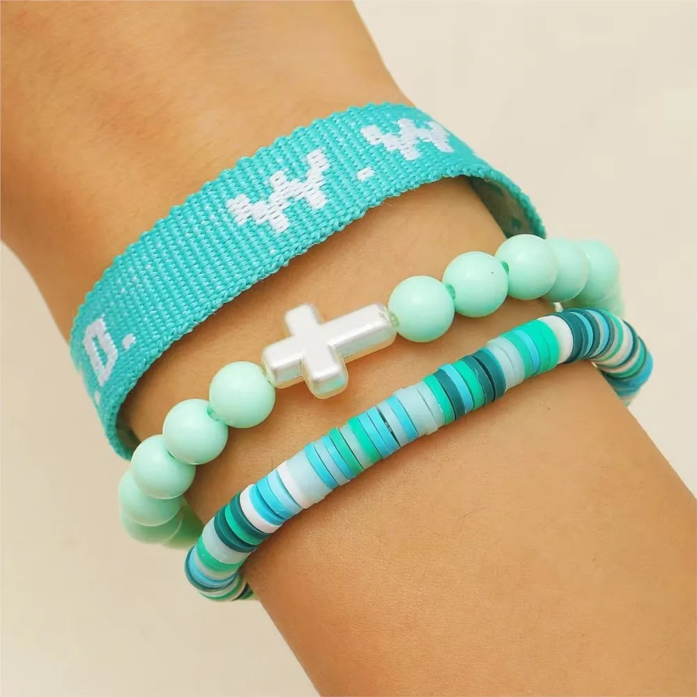 Pulsera con dije de cruz